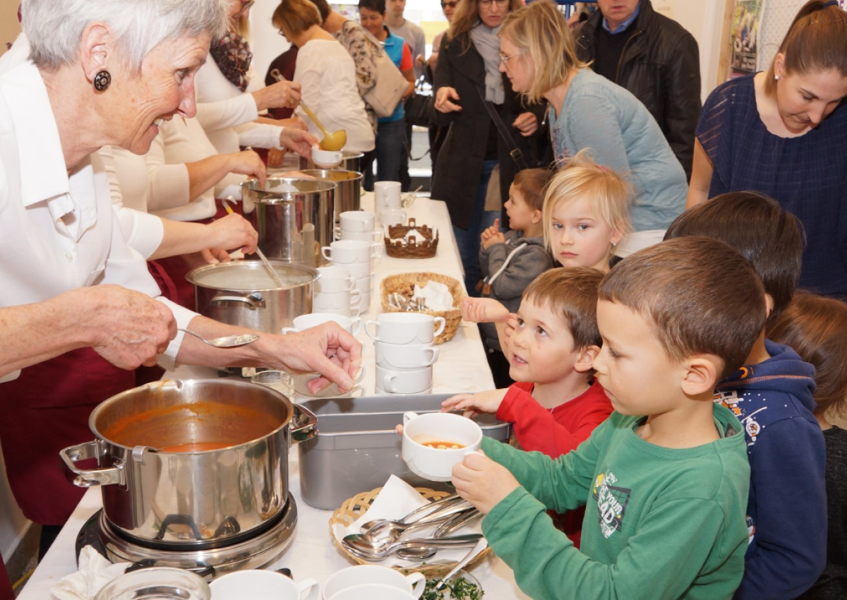 Riesenandrang beim Fastensuppenessen in Ehenbichl